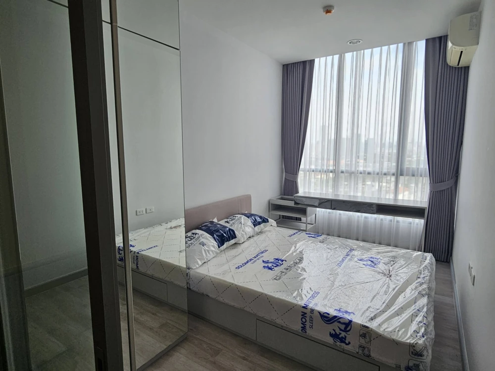 Niche Pride Taopoon condo: Compact 28 sq m unit with 2.7-meter high ceilings. The use of large glass walls creates a bright, airy, and comfortable fee