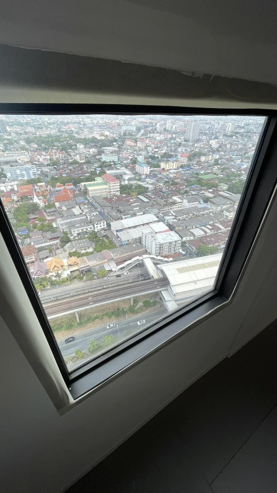 If you're looking for a unit with a "truly unobstructed view, not blocked by other buildings," Quintara My'Den Phothinimith is now available for pre-s