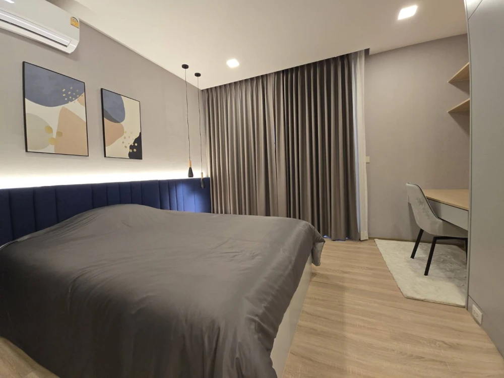 Attention Chulalongkorn and Triam Udom students who prefer spacious rooms! Check out this premium condo for rent: XT Phayathai, 21st floor, prime loca
