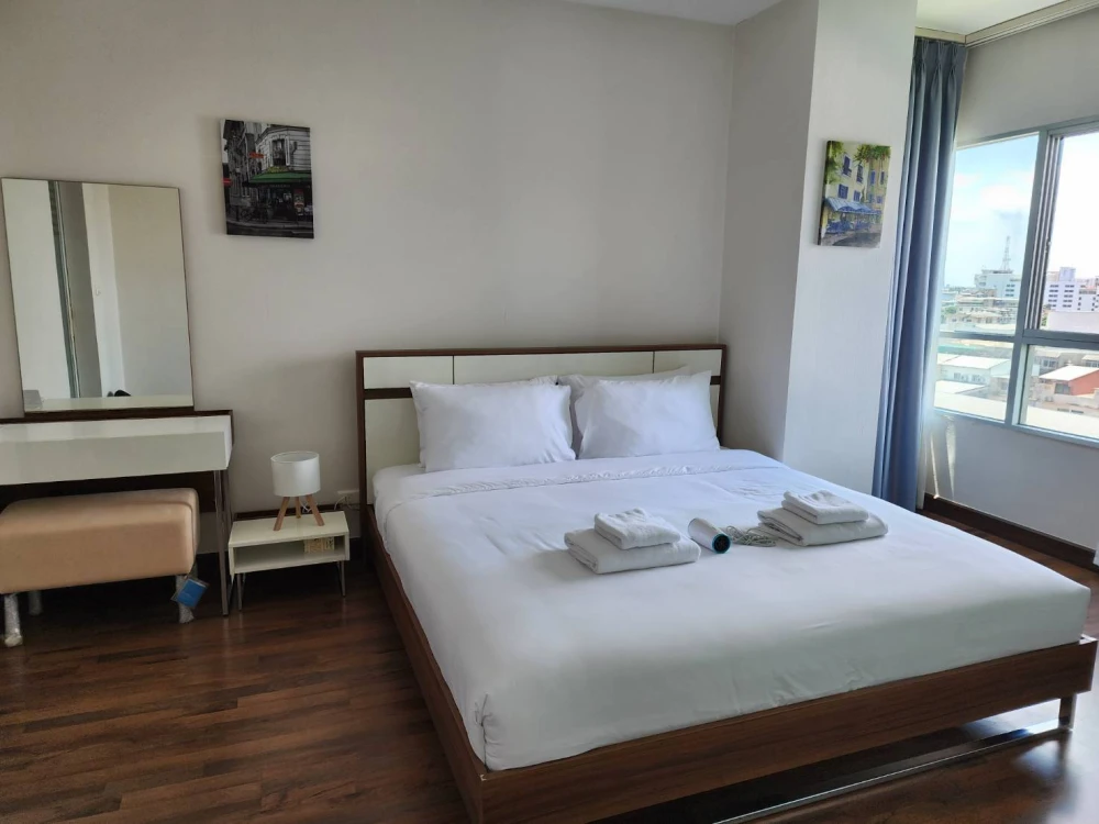 Condo for rent, Q House Sathorn, 9th floor, large room, has a walk-in closet, has a pool view, you shouldn't miss it.