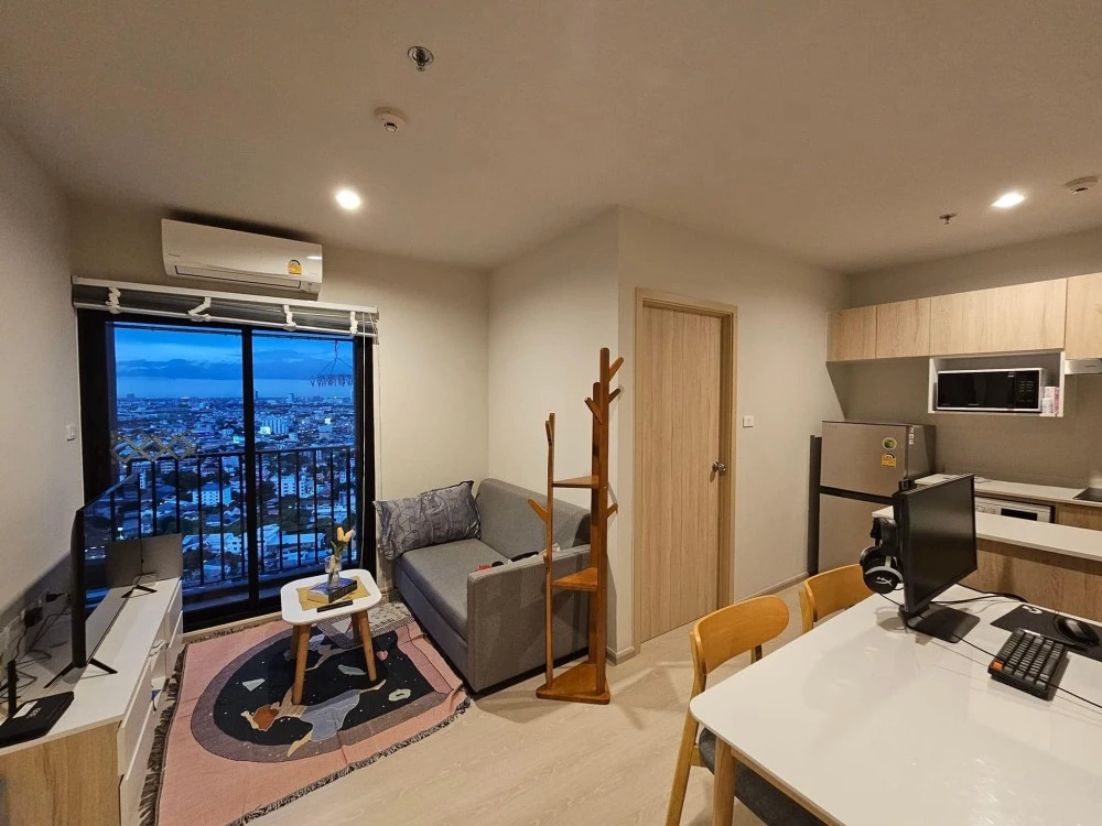 For rent: New Noble Ngamwongwan, high floor, great view, simple decorated room, easy on the eyes, already comfortable. Book now.