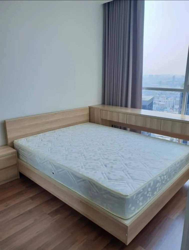For rent, Noble Revolve Ratchada, 2 large rooms, good furniture in the whole room. Book now. Guarantee that you won't be disappointed.