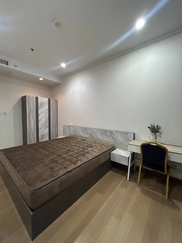 Condo for rent: Supalai Elite Surawong. Spacious room, plenty of living space, fully furnished, ready to move in. Reserve today!
