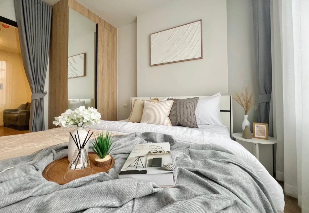 Condo for rent at Chewathai Pinklao. Beautifully decorated room with a soothing white tone. Affordable price. Hurry and reserve now!