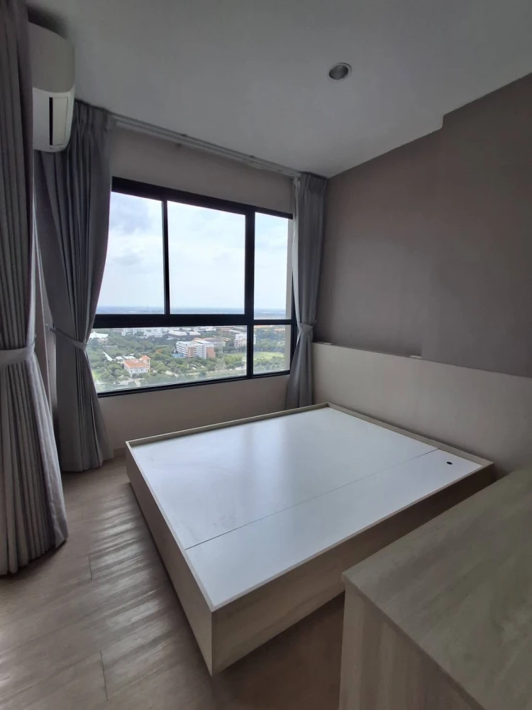 Condo for rent at Common TU. Beautiful built-in furniture, just like the show unit. Ready to move in. Wallpaper throughout the room. Move in quickly!