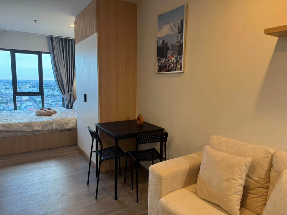 Condo for rent at Regent Home Wutthakat. Pleasant unit located on the 22nd floor with a great high-rise view. Fully equipped with amenities—book yours