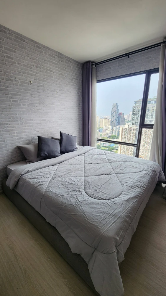 One-bedroom condo for rent at Rhythm Asoke, 33rd floor, high floor with stunning views. Fully furnished with appliances. Book now!