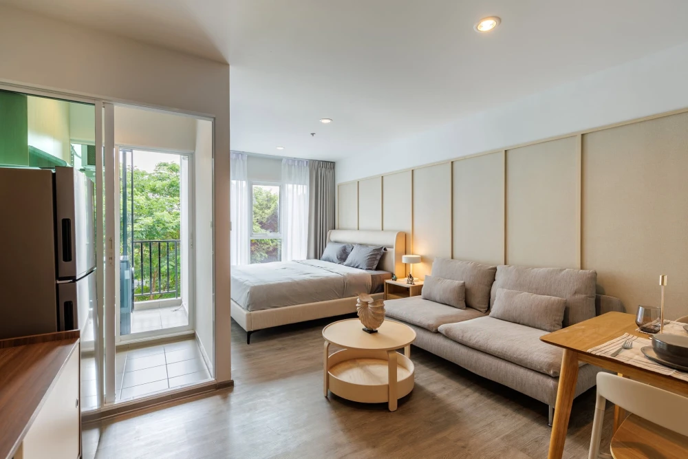 Urgent: Condo for rent at Regent Home Bangna. A lovely, well-appointed unit with full amenities—just bring your personal belongings and move right in!
