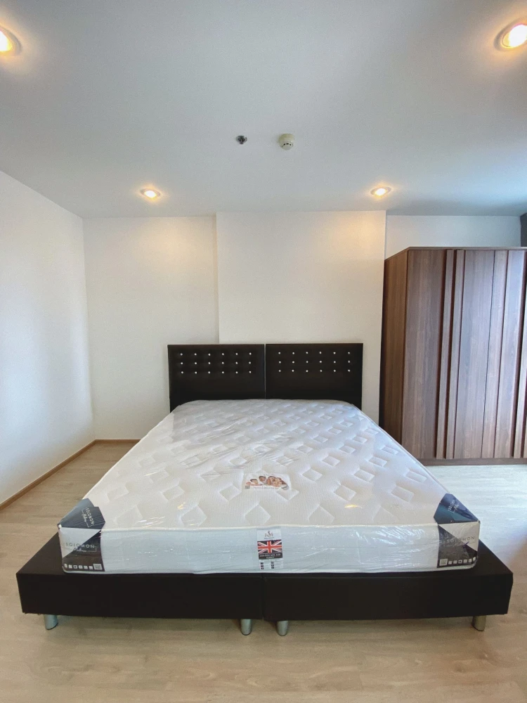 Quick rental! Ideo Q Chula-Samyan. Spacious room with ample living space. Convenient and complete amenities all in one place. Book now!