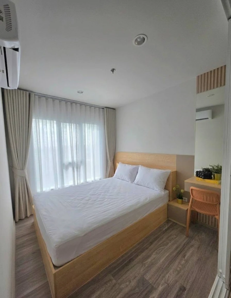 Urgent rental! Regent Home Bangna, a lovely, fully furnished apartment on the 28th floor with river view. Separate rooms for privacy. Move in soon!