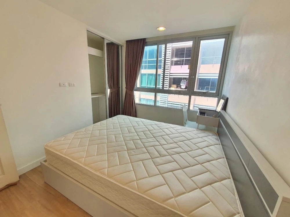 Urgently for rent: The Kris Ratchada 17, ready to move in, spacious living space, great value, you'll regret it if you miss it.