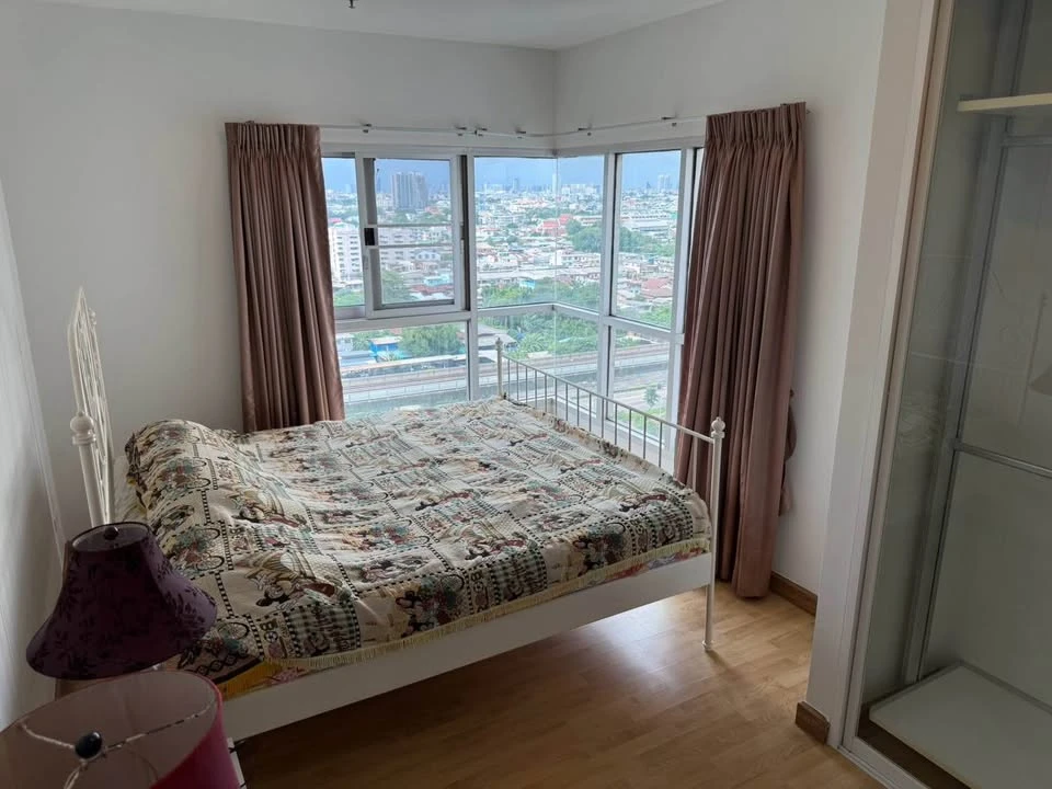 Urgent rental: The Parkland Taksin-Thapra. Spacious unit with ample living space at a great price. Book now—don't miss out!