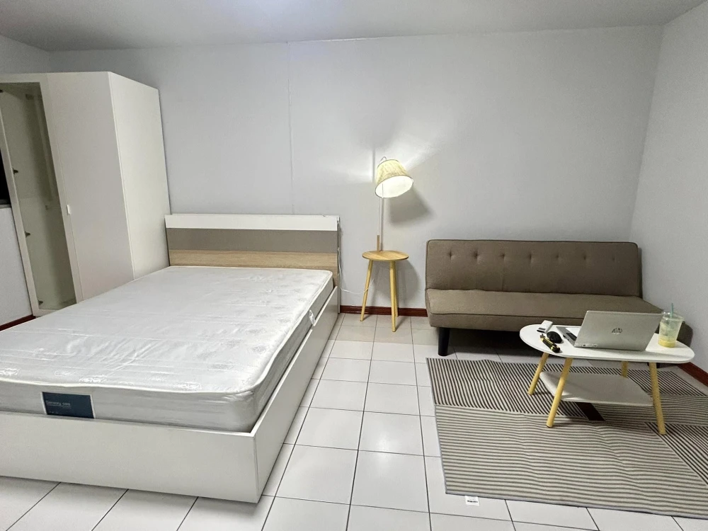 For rent: Lumpini Center Condo, Lat Phrao 111, studio room, 3rd floor, not very high, reasonable price, move in quickly.
