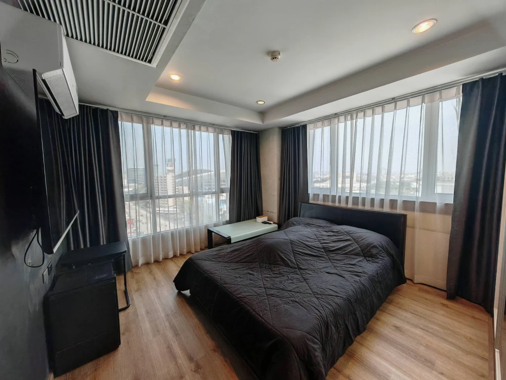 For rent: Fully furnished Industrial Loft style condo at Inspire Place Rama 9. Corner unit with good ventilation and beautiful view. Just bring your b