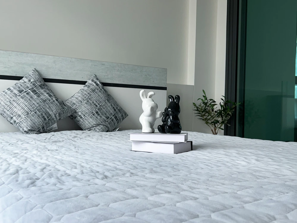 Condo for rent! Rhythm Ratchada-Huai Khwang, 24th floor (corner room, Century view, BTS Victory Monument), furniture + appliances as shown in the pict