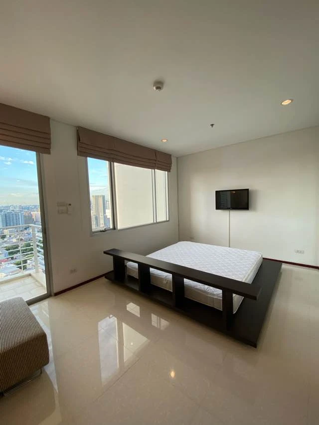 Condo for rent, Villa Sathorn, spacious unit on the 36th floor with river view and Iconsiam view. The balcony offers high privacy. Book now!