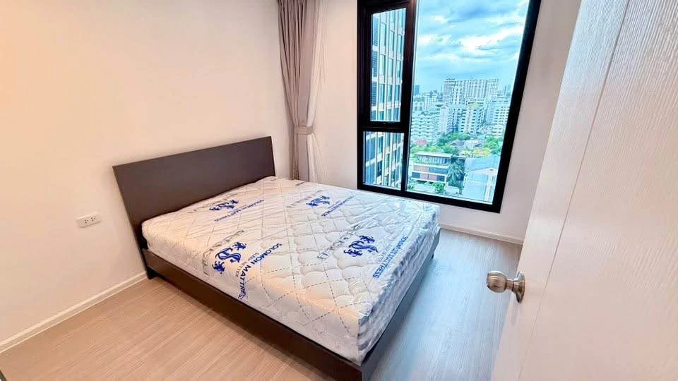 Condo for rent: Denim Jatujak. Large room, private corner room, airy and comfortable. Hurry and reserve before you miss your chance.