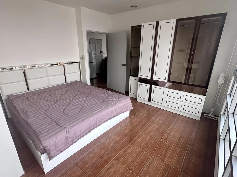 For rent: Pathumwan Resort, 25th floor, Bangkok view, open, no buildings blocking, can see Baiyoke building from the room, very beautiful, can drag yo