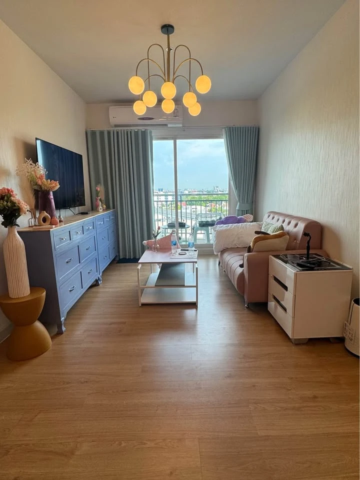 For rent Supalai Vista, Pak Kret Intersection, 2 bedrooms, decorated in a very stylish style, view of the swimming pool and train, very worth booking.