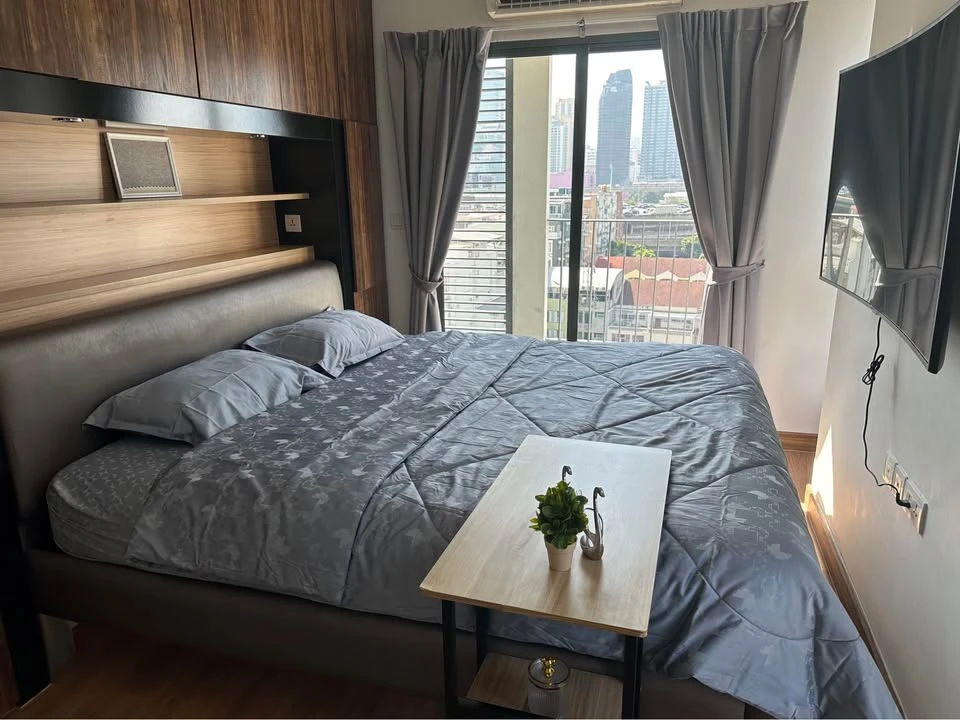 For rent, Ideo Mobi Rama 9, decorated room, ready to move in, great built-ins, just carry one bag and move in.