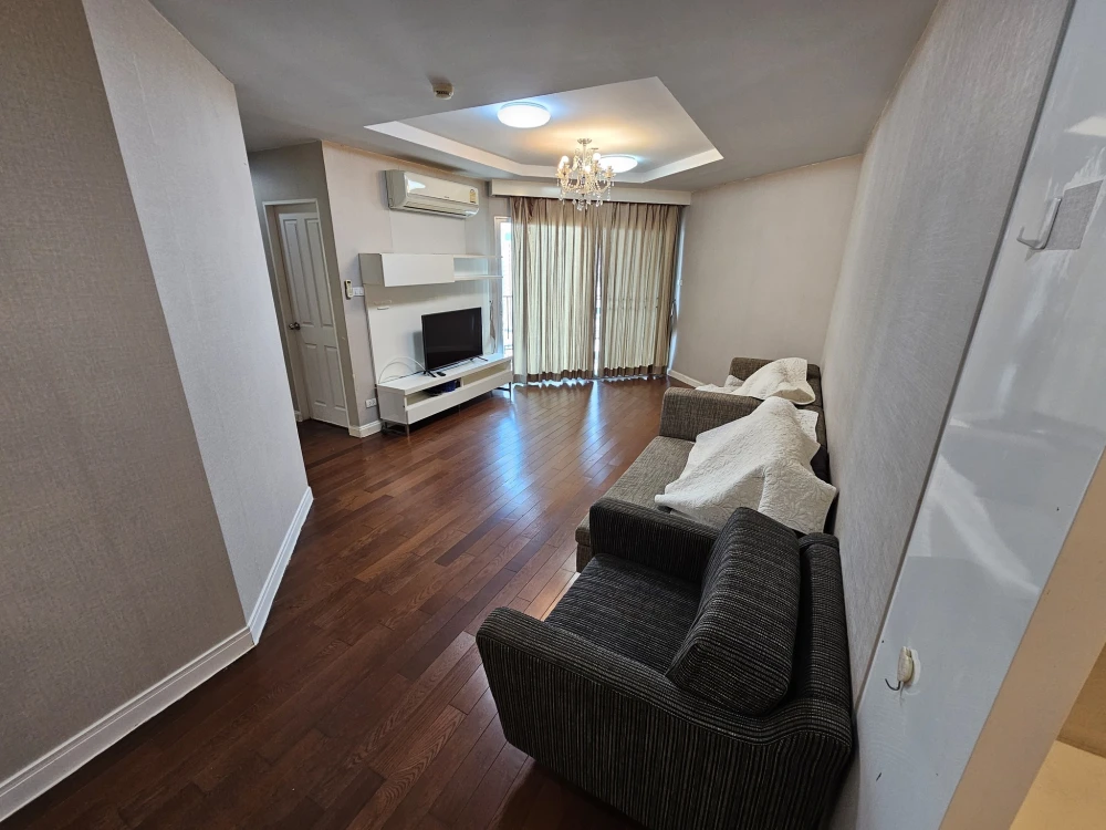 Spacious condo for rent at Belle Grand Rama 9. Excellent living space on the 28th floor with stunning views. Don't miss out!