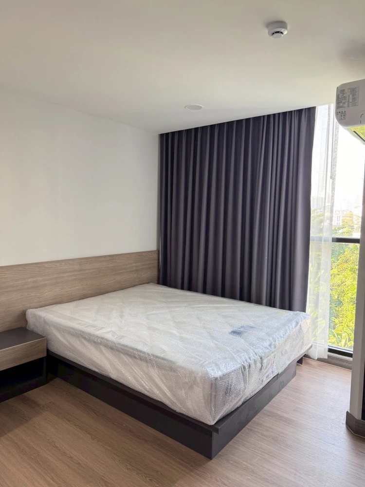 FLEXI Sathon - Charoen Nakhon corner unit for rent, offering privacy and a special price. Don't miss out!