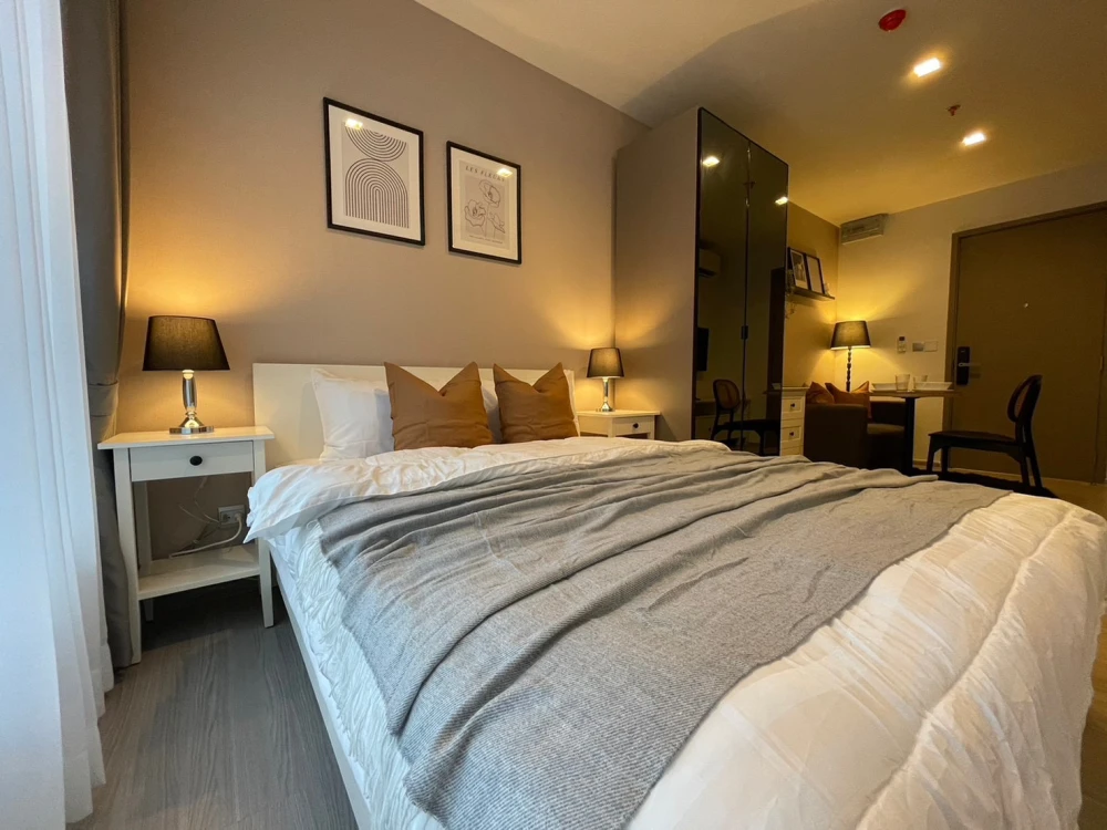 For rent Life Asoke Hype, the best location near MRT Rama 9 (walkable!), ready to move in immediately.
