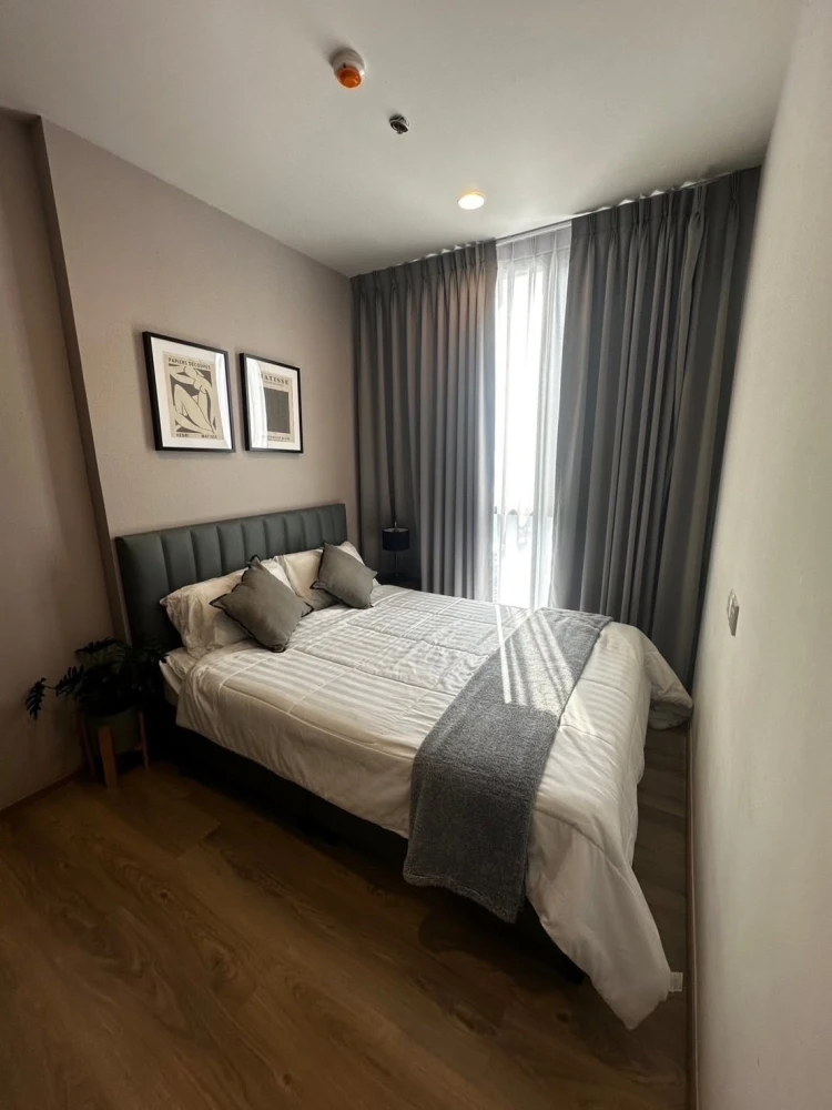 Oka Haus Sukhumvit 36 ​​for rent. The unit is decorated in a warm and inviting minimalist and modern style, offering stunning views of the Chao Phraya