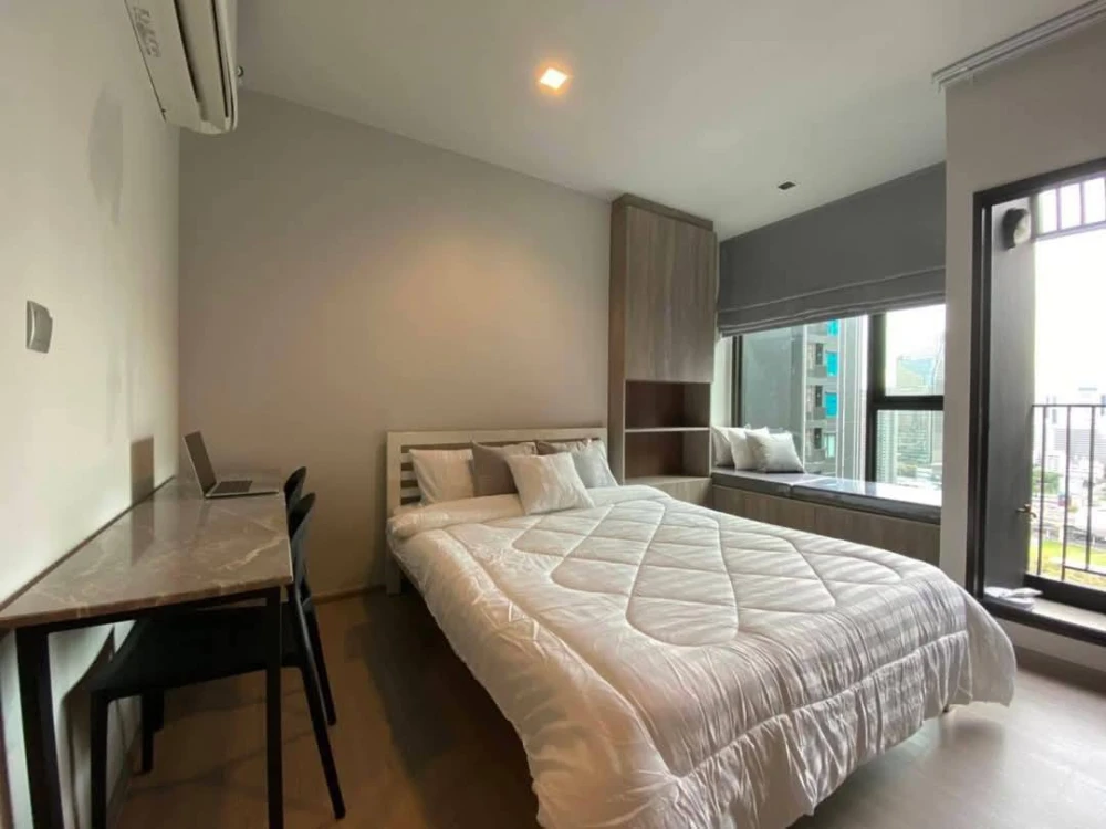 Life Asoke Rama 9 condo for rent. Ready to move in. Fully furnished. 32nd floor. Unobstructed view of Makkasan Park. Book now!