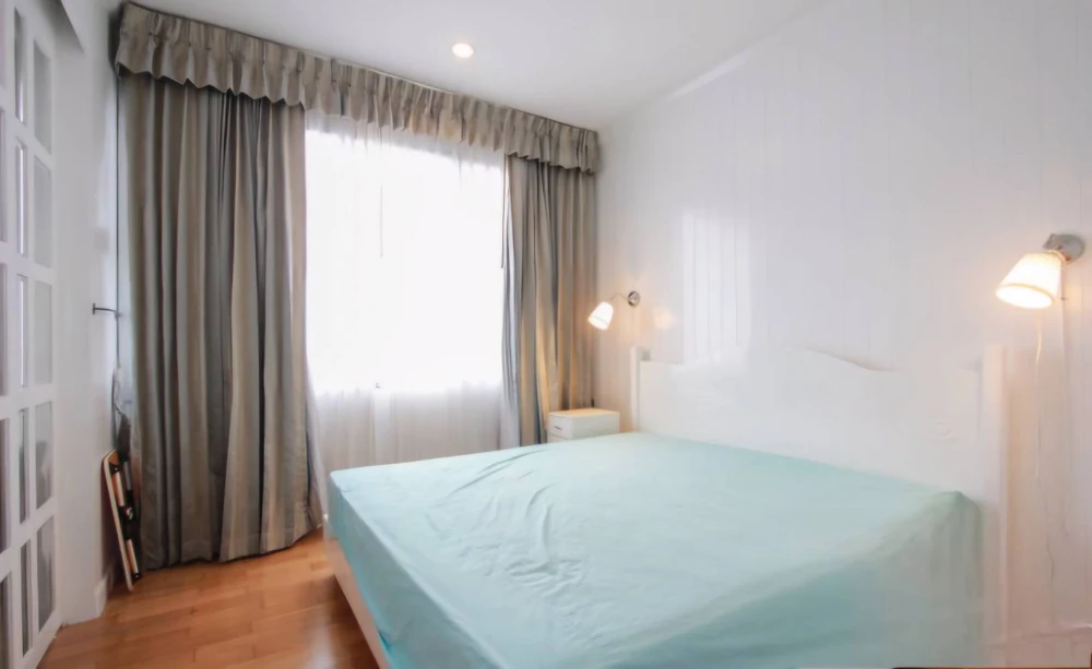 It has arrived. Villa Sathorn for rent. Convenient to travel. Only 20 meters away from Krungthonburi BTS station. Hurry up to rent.