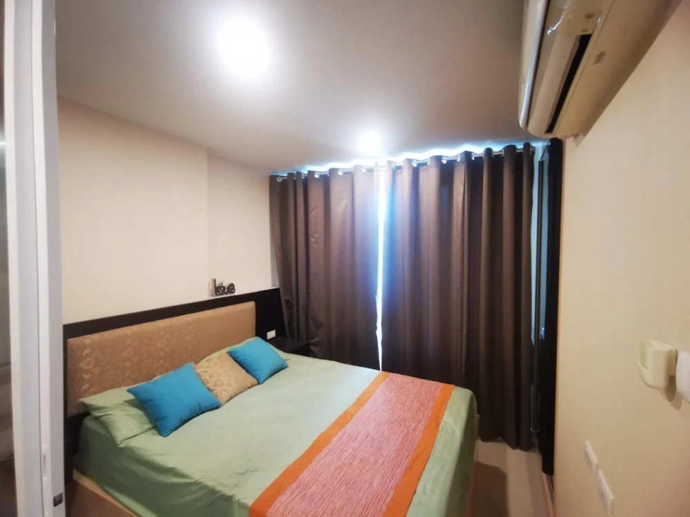 Vacant room for rent at JW Condo @ Don Mueang. It's very easy to find food and travel is very convenient. Just bring your clothes and you can move in.