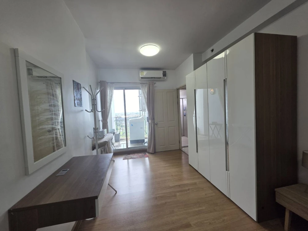 The room is in a very good position, not far from the elevator, not next to the garbage room, pool view, rent at Supalai Park Ratchaphruek-Phetkasem