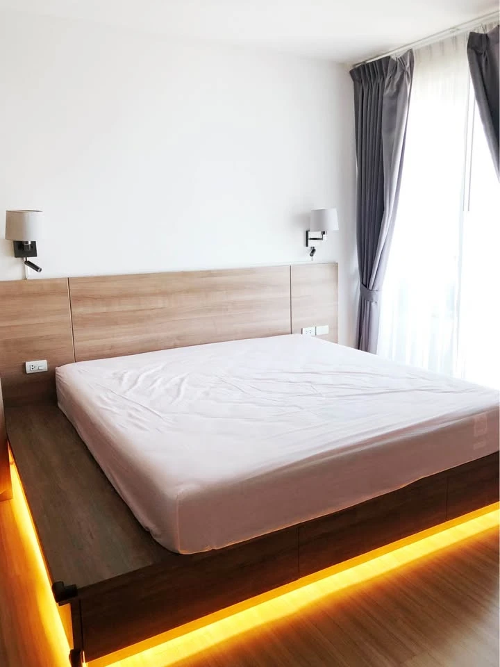 Urgent rent, Rhythm Phahon-Ari, 42nd floor, very beautiful view, a million chickens, the room is beautiful, fully furnished, very good.