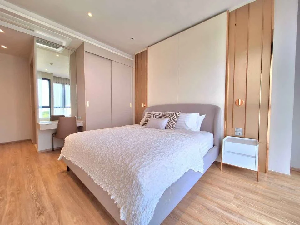 Bearing Residence: Luxury Serviced Apartment near BTS Bearing