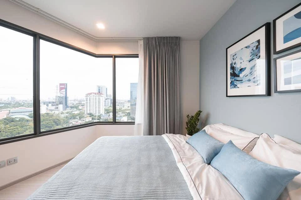 For rent: Life Ladprao, corner room, Panorama view, decorated in a minimalist style, comes with real wood furniture, Fit in style.