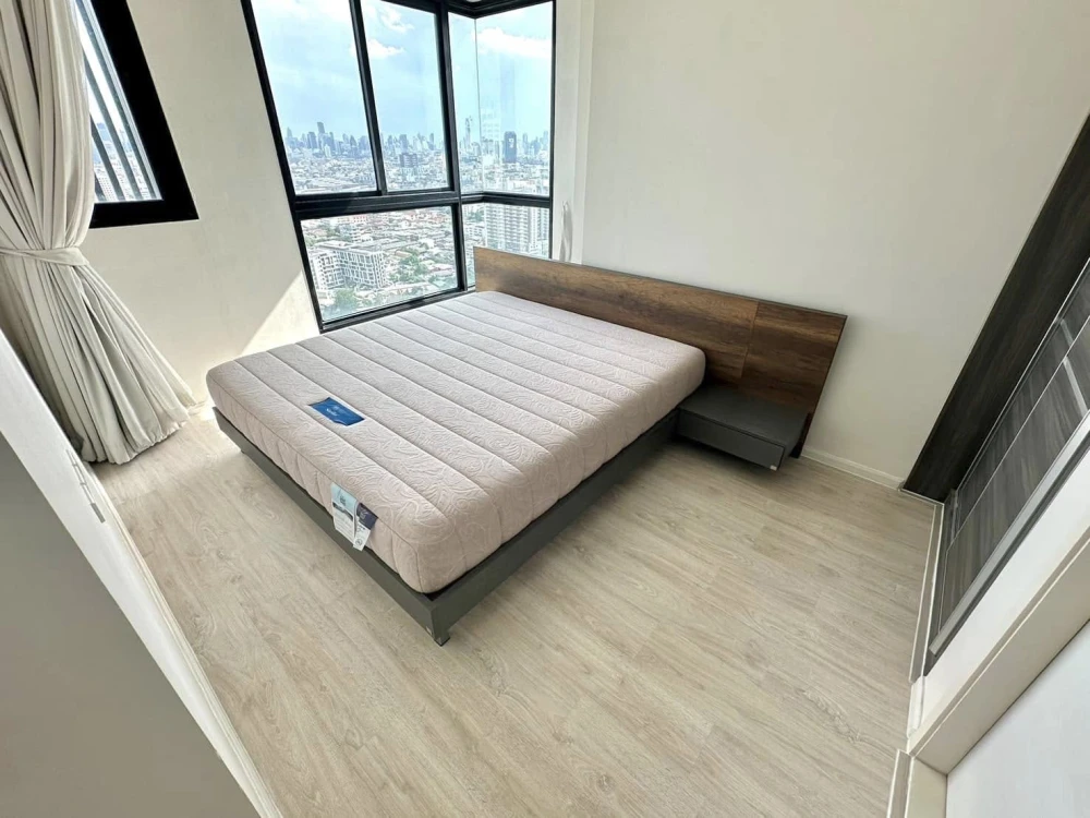 Condo for rent: Quinn Ratchada 17, corner room, south side, strong wind, next to MRT Sutthisan.