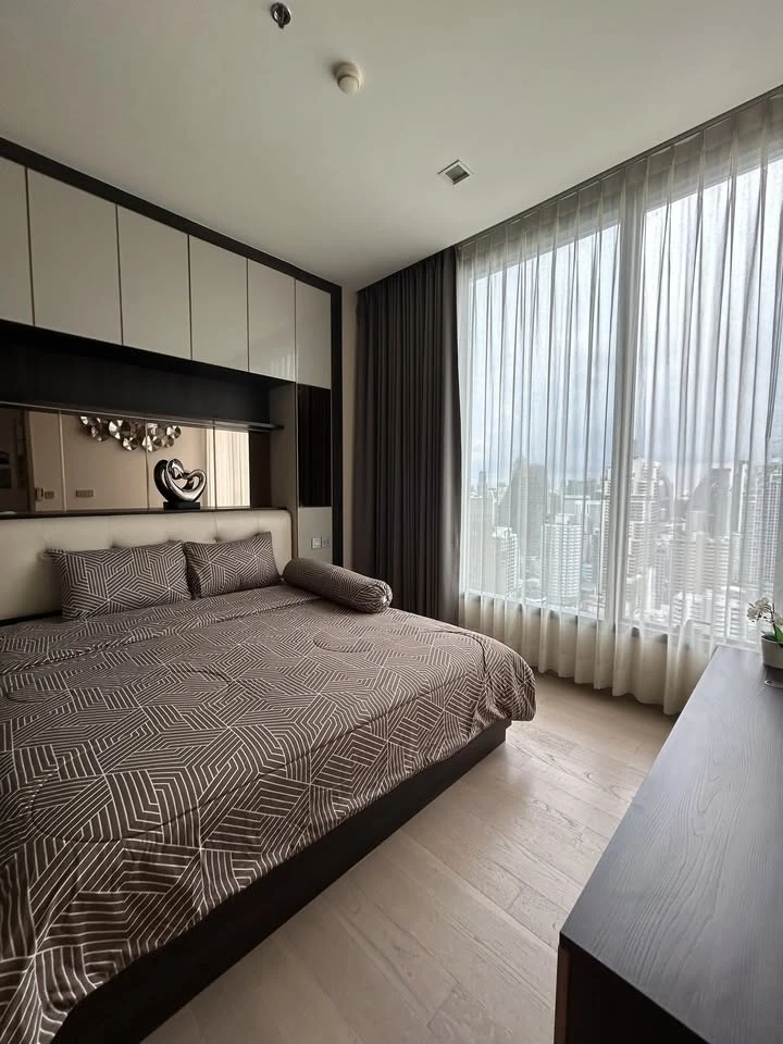 Condo for rent, The Esse Asoke, decorated with luxurious built-ins. Nice leather sofa Plenty of usable space, don't wait.