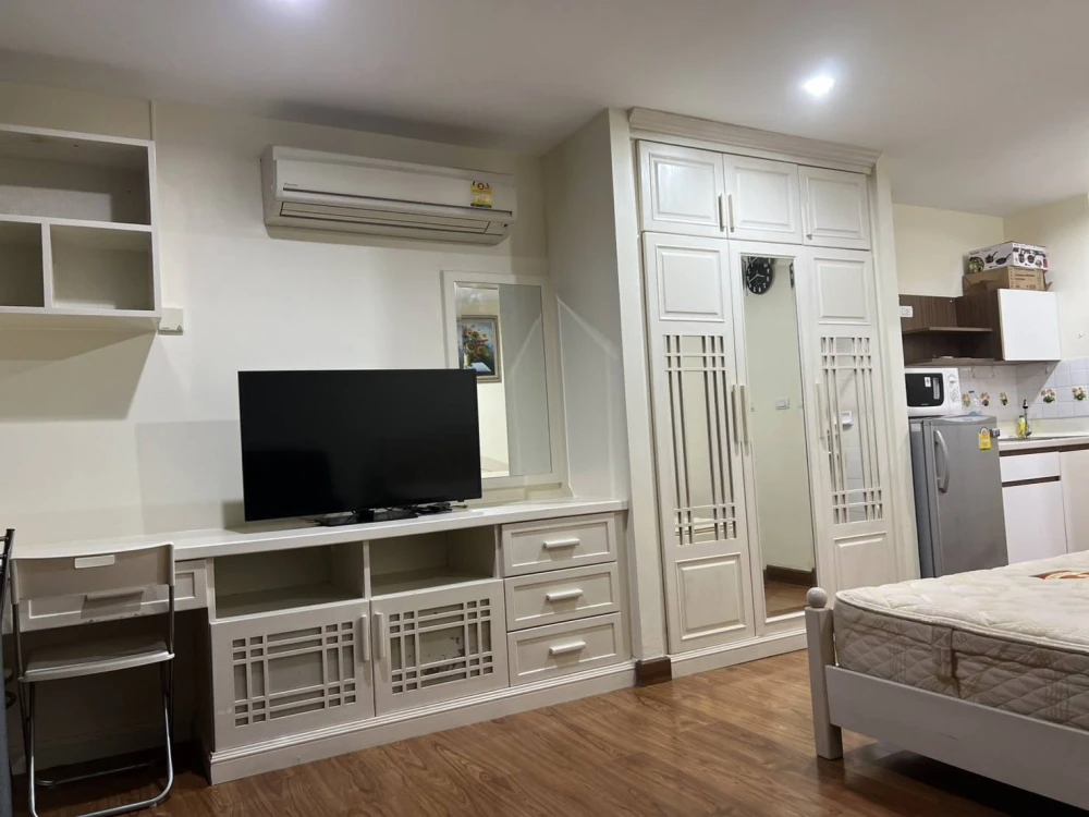 Condo for rent, Wish @ Siam, near BTS, spacious room, lots of space to live alone Being a couple or a family is comfortable. Urgent!
