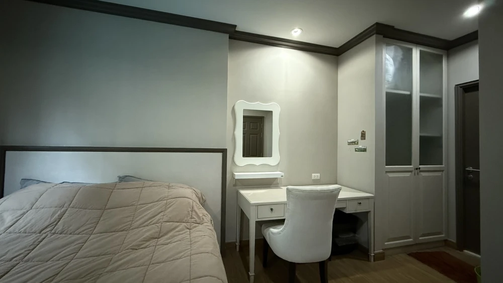 Condo for rent, The Reserve Kasemsan 3, corner room, complete with furniture and electrical appliances.