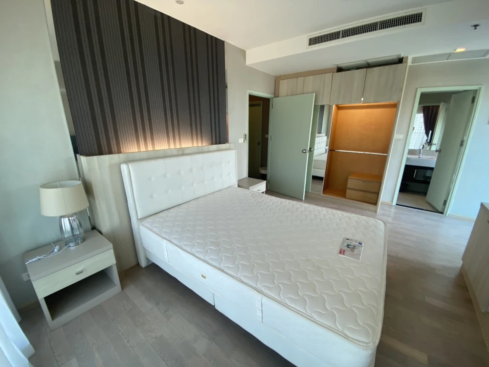 Condo for rent, Noble Remix, Sukhumvit 36, complete central area, good location, close to the train, convenient to travel, book now.