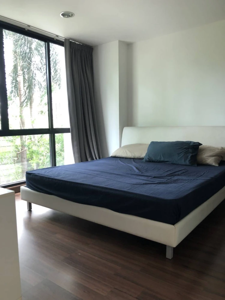 For rent: D 65 Condominium, 2nd floor, corner room, private, quiet, interested in booking now, don't wait.