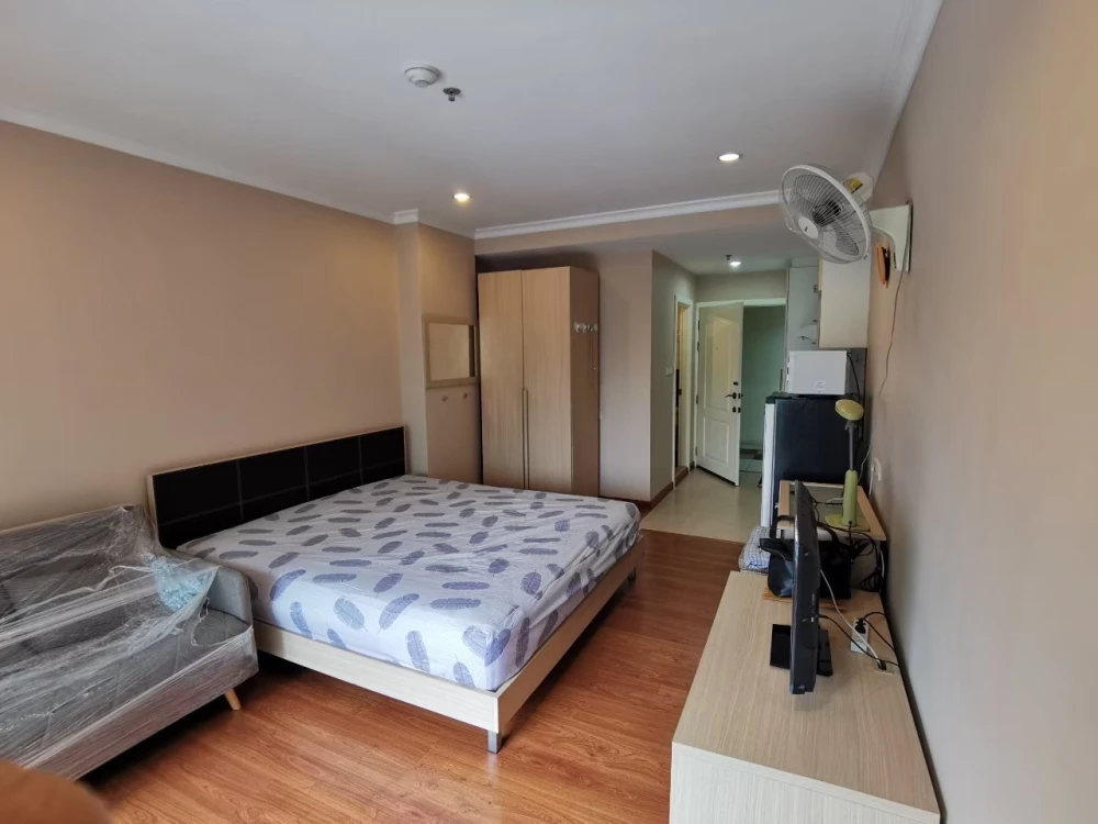 For rent urgently! Condo Grand Park View Asoke, central location, convenient transportation, near shopping areas. Can't miss it!