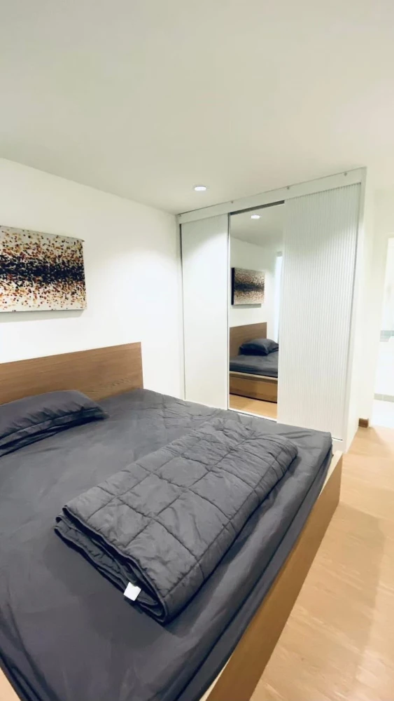 For rent, Plus 38 Hip, a room decorated simply but looks good and complete. The room is bright, clean and very neat. Hurry and reserve now.