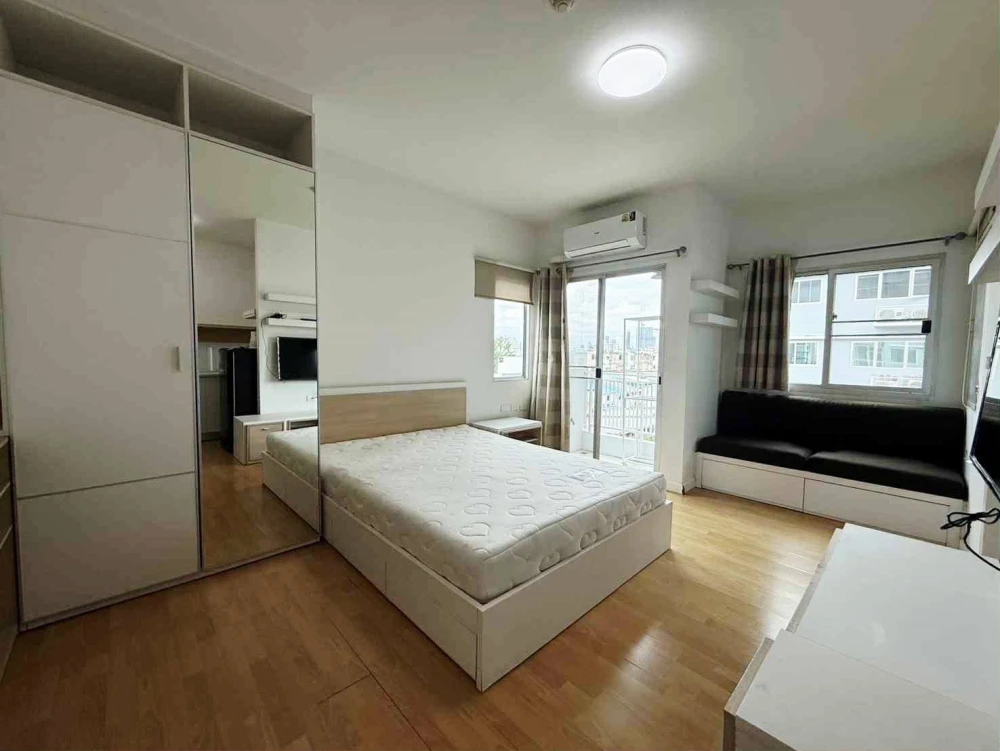 For rent: My Condo Sathorn-Taksin, corner room, bedroom wall not attached to anyone, quiet, no noise disturbance, must book.