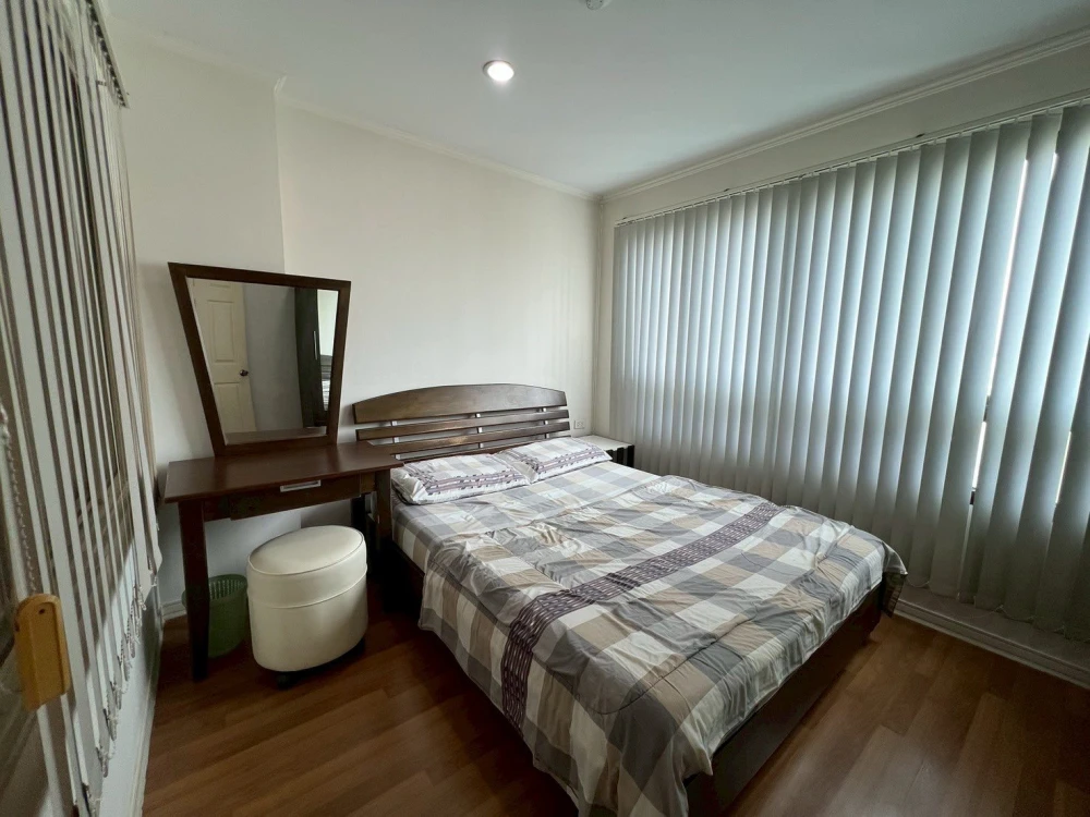 For rent, Lumpini Place Pinklao 2, 11th floor, swimming pool view, fully furnished, leather sofa, very comfortable to sit on, not hot, reserve now.