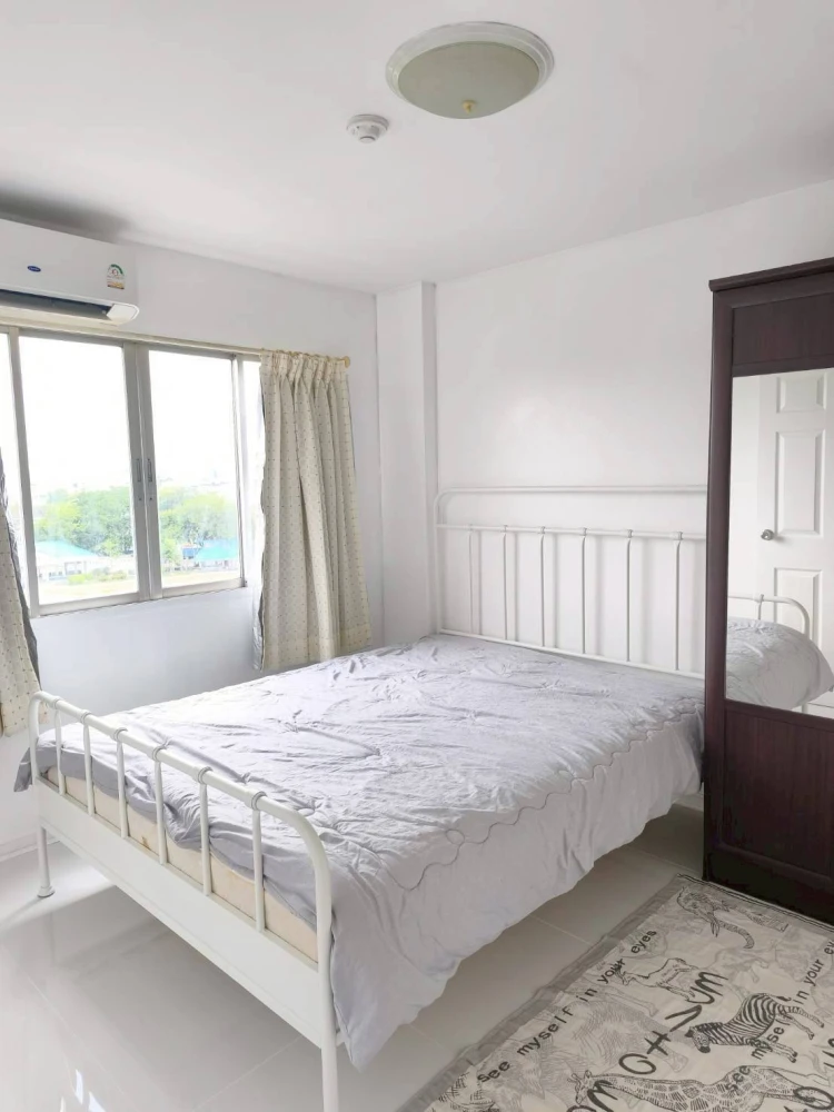 For rent: Lumpini Town Bodindecha-Ramkhamhaeng. Spacious and airy with a view of the football field. Features 2 air conditioners and is fully furnishe