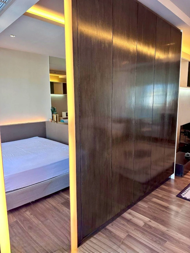For rent, The Rajdamri, high floor, nice room, large size, fully furnished You won't be disappointed for sure.