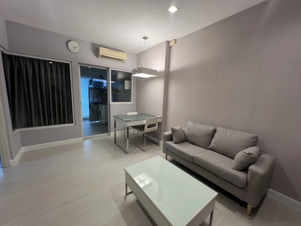 For rent: The Room Ratchada-Ladprao, with beautiful wallpaper and excellent built-in furniture. Move in now!