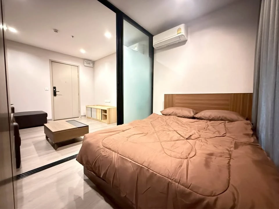For rent: The Politan Rive, 38th floor, spacious room, high floor, great view. Interested in owning one? Hurry and reserve now! Don't miss out!