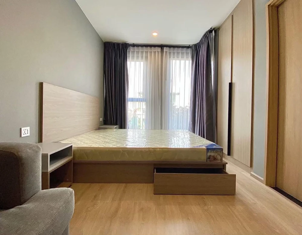 For rent: The Most Issaraphap, Studio room, size 23.5 sq m., complete with furniture. If you don't book, you'll really miss out.